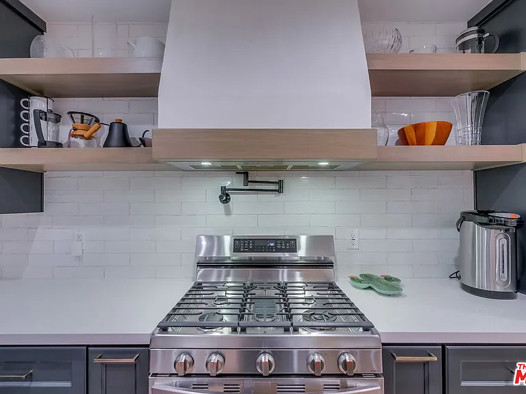 5715 Corteen Pl — Photo 11