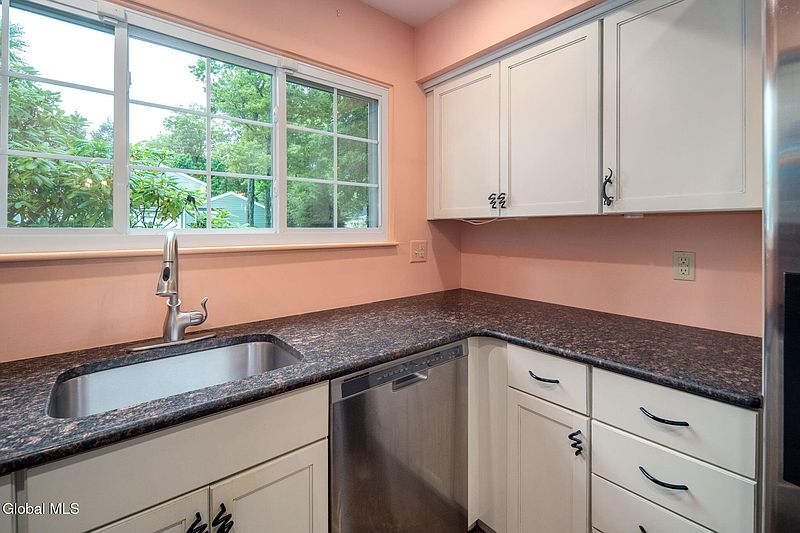 5th image of 22 Spruce Court