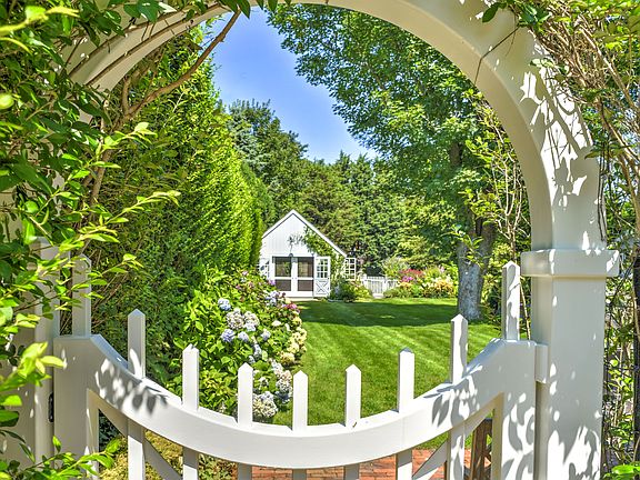 3rd image of 31 Meeting House Ln