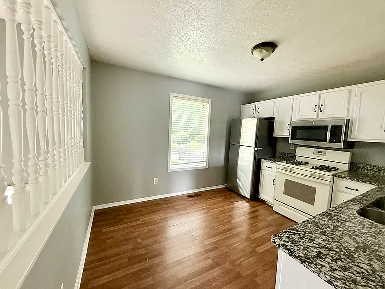 100 Yately Ct — Photo 5
