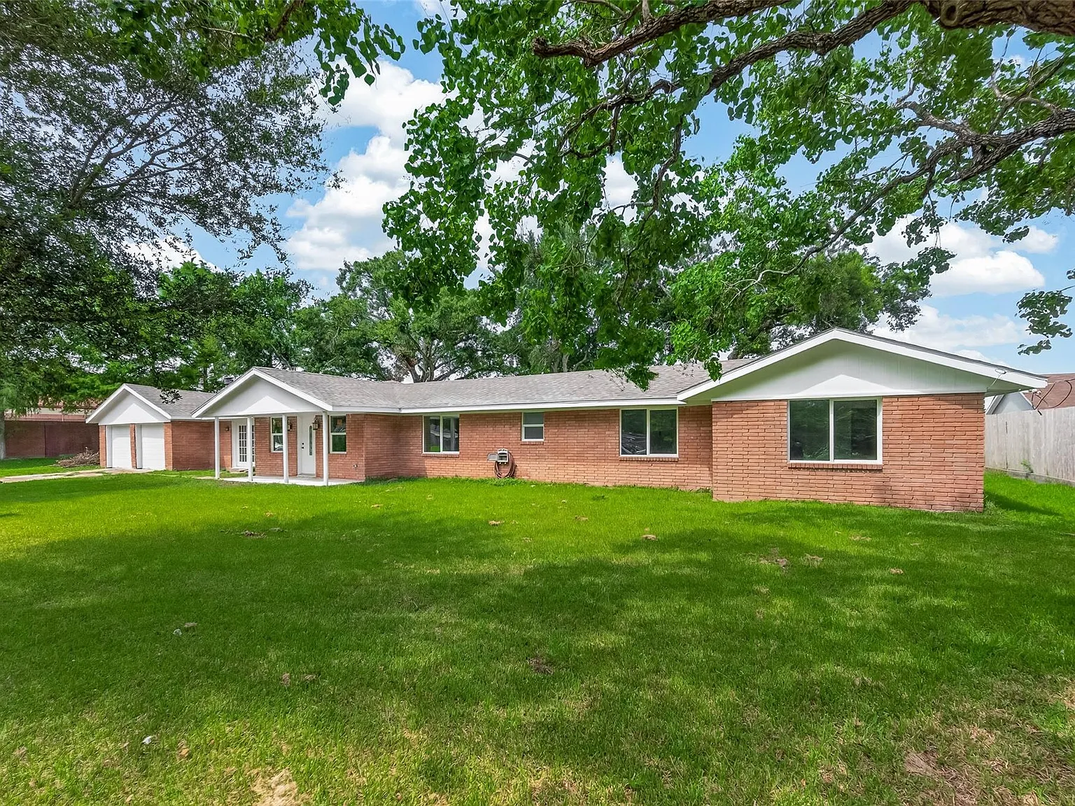 3 bed, 2.0 bath, 2332 sqft, $2,850 — Photo 3