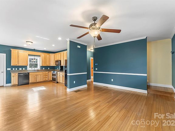 4th image of 135 Courtland Ave