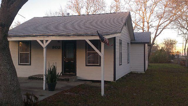 1st image of 902 N Avenue C