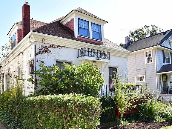 3rd image of 1071 Cliffdale Ave
