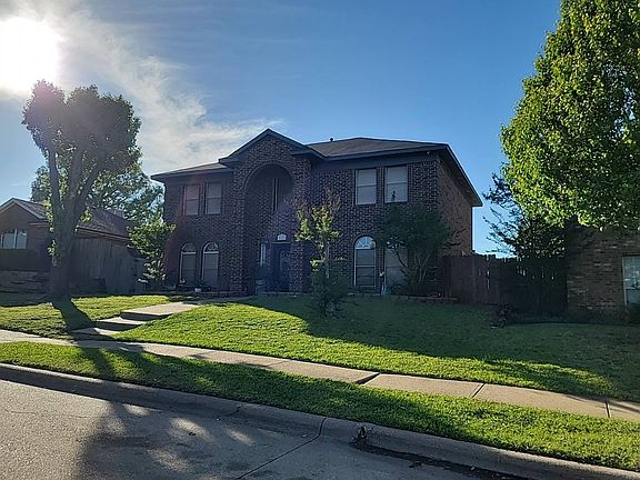 2nd image of 2427 Palisades Pl