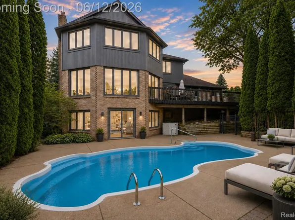 1966 Mapleridge Rd, Rochester Hills, MI 48309