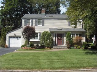 92 Hilldale Rd, Albertson, NY 11507