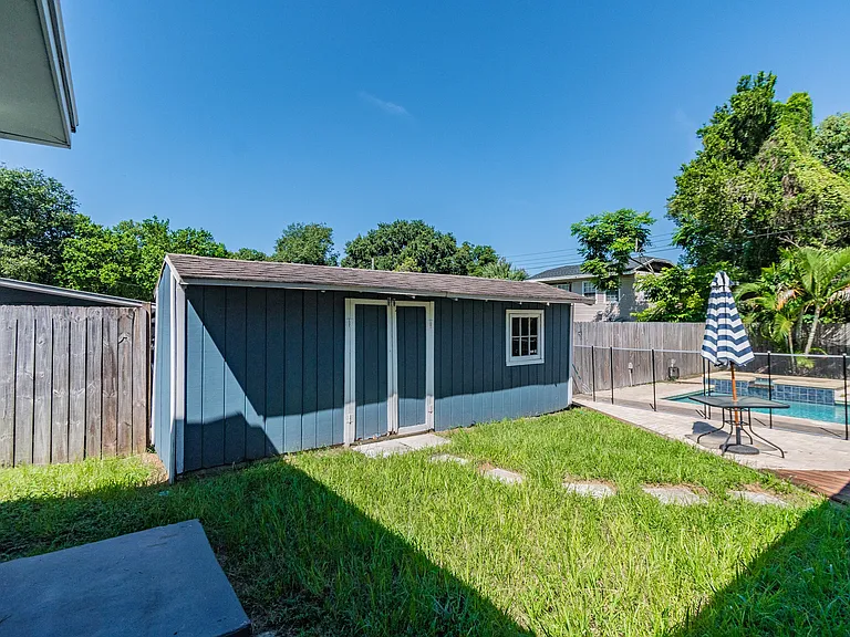 310 E Paris St — Photo 28