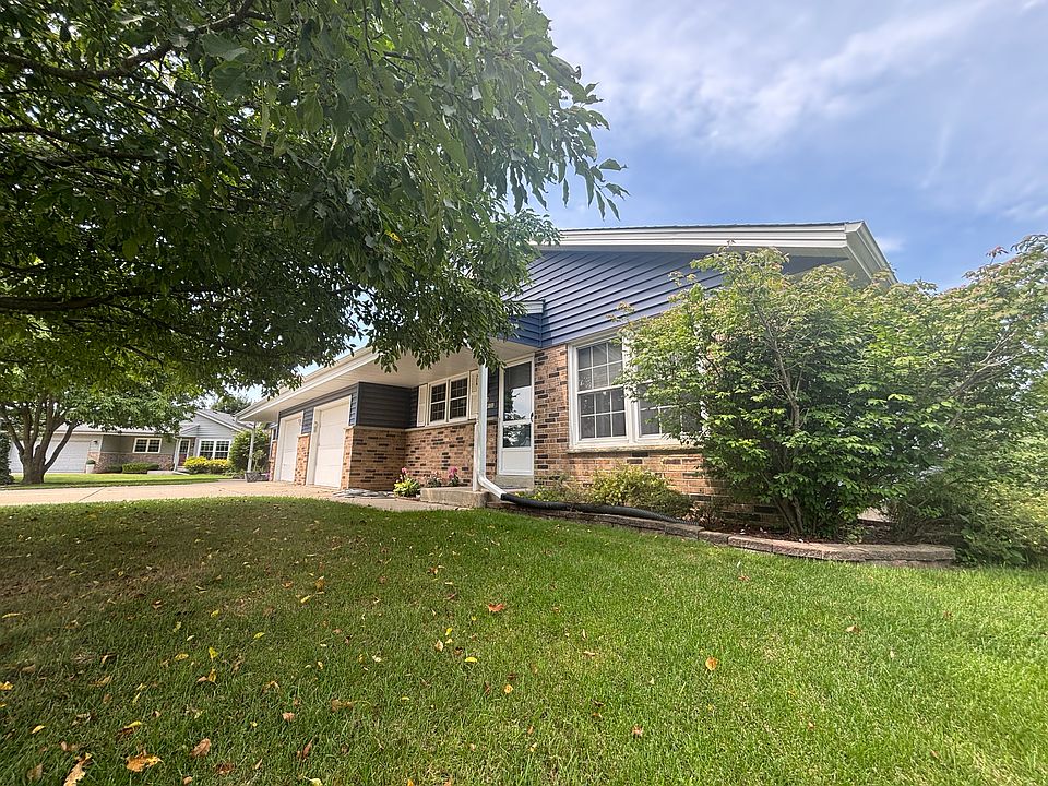 Welcome home to this Great Muskego Ranch Townhome located on a quiet cul-de-sac.