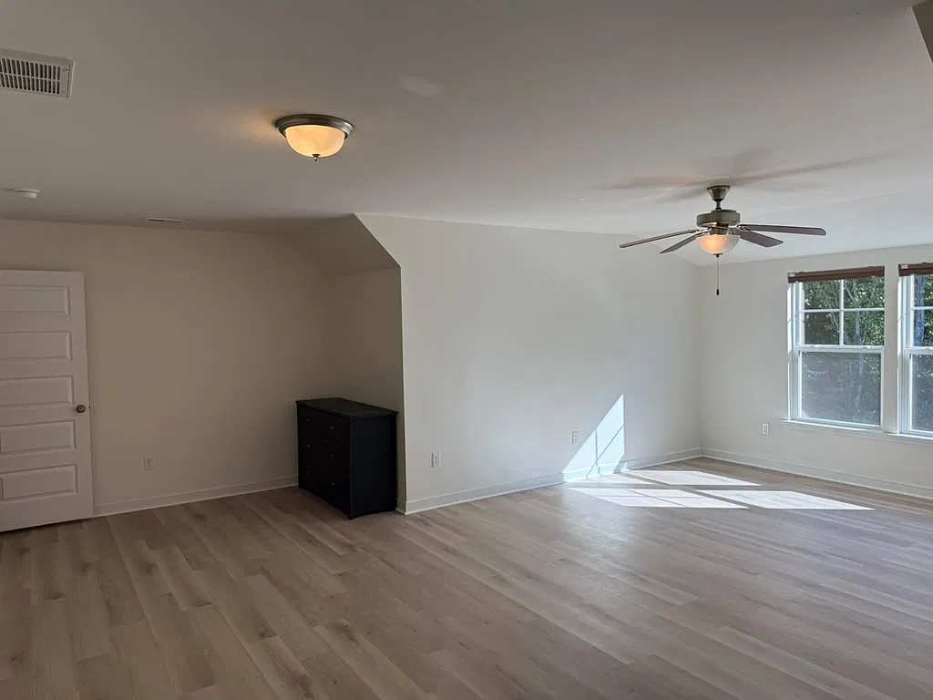 4 bed, 3.5 bath, 2500 sqft, $2,999 — Photo 3