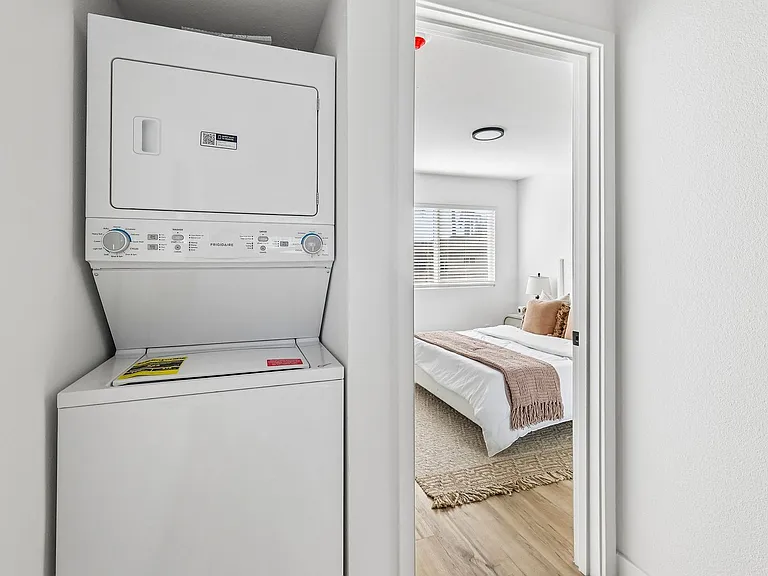 The Crest |NEWLY Renovated Studios, Lofts, 1, 2 & 3 Bedroom Homes Near the Beach — Photo 22