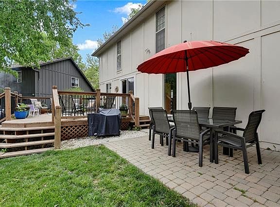 5th image of 137 NE Wood Glen Ln
