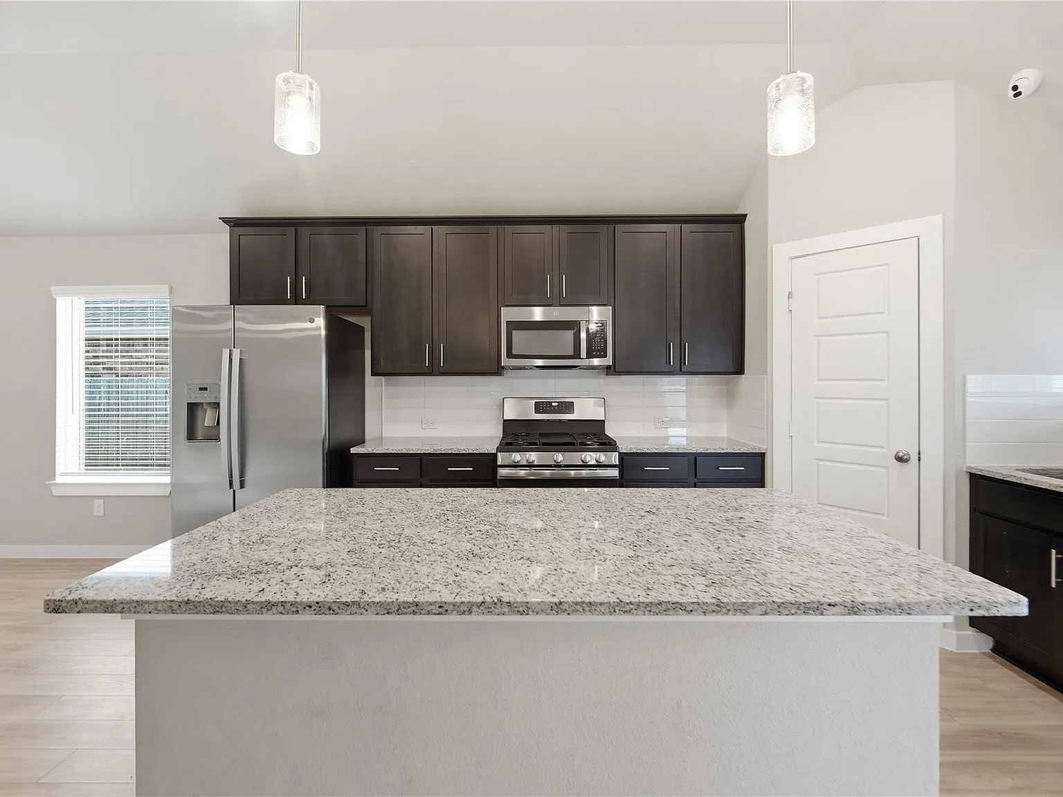 3 bed, 2.0 bath, 1589 sqft, $2,600 — Photo 2
