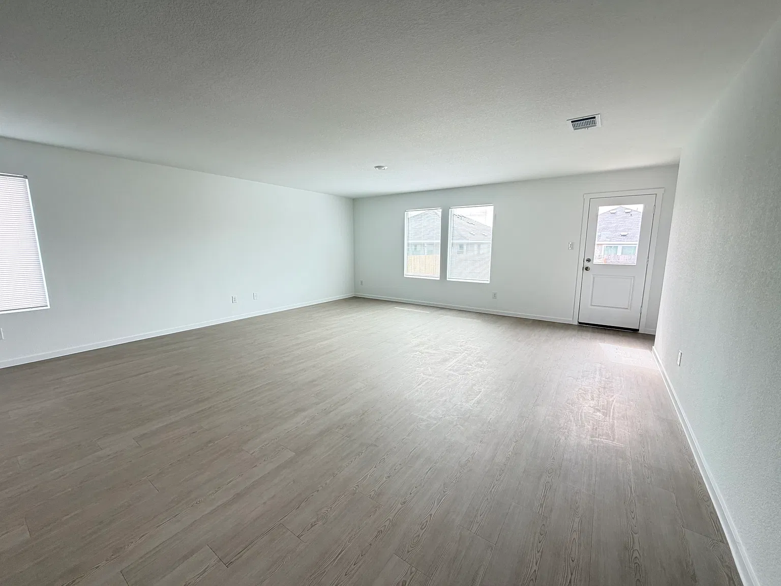 4 bed, 1985 sqft, $1,950 — Photo 3