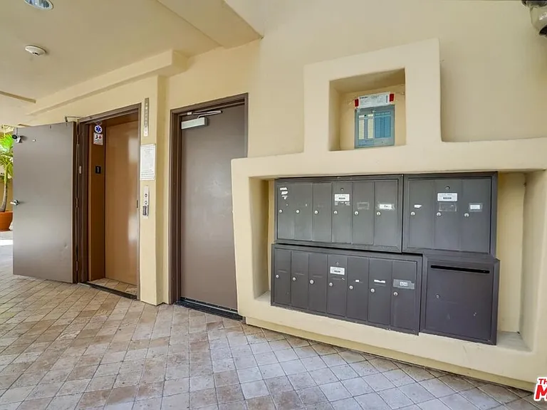 1522 Amherst Ave #402 — Photo 4