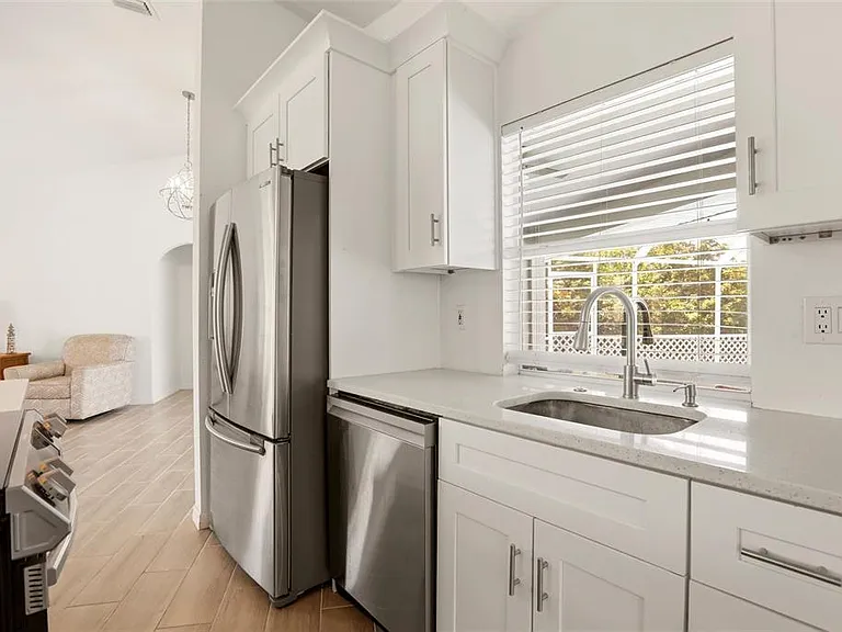 830 Columbia St — Photo 14