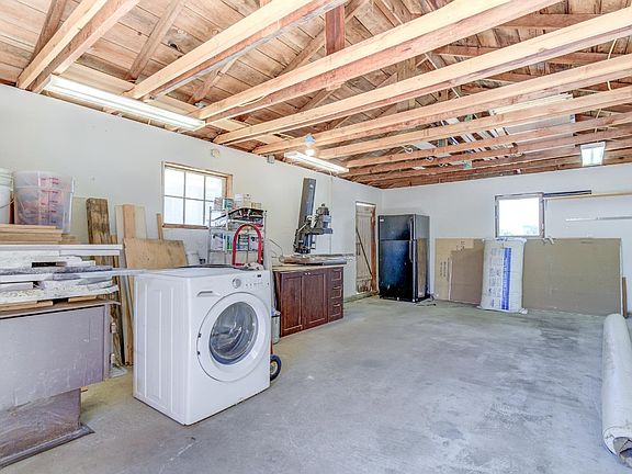 4th image of 218 College St