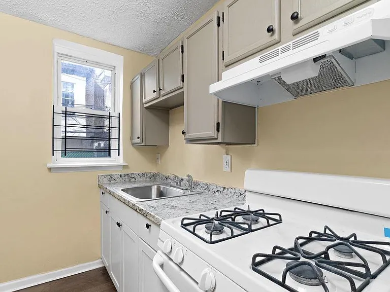 2752 N Darien St — Photo 6
