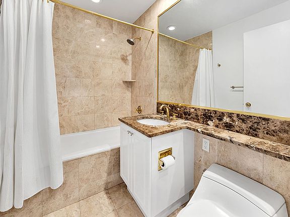 5th image of 220 Riverside Blvd APT 7V