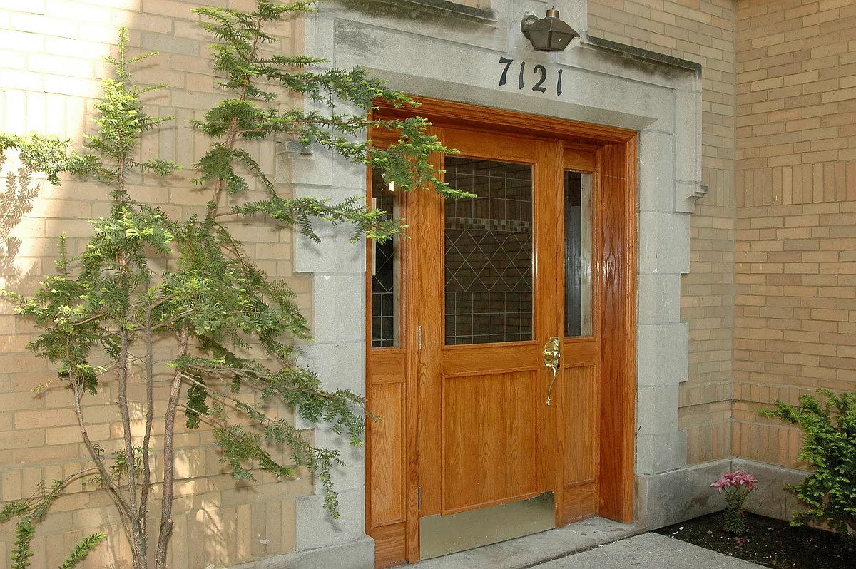 Building Photo - 7121 S Euclid Ave #201