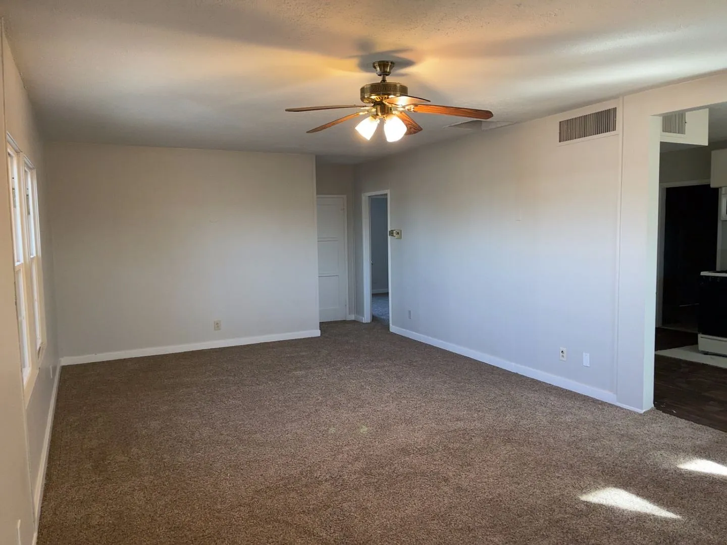 Henderson - 3 Bedrooms - 1 Baths - Corner Lot — Photo 2