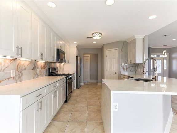 3rd image of 526 Oak Point Dr