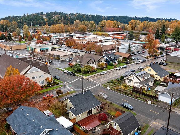 Quick stroll into town for shopping, restaurants and the train station