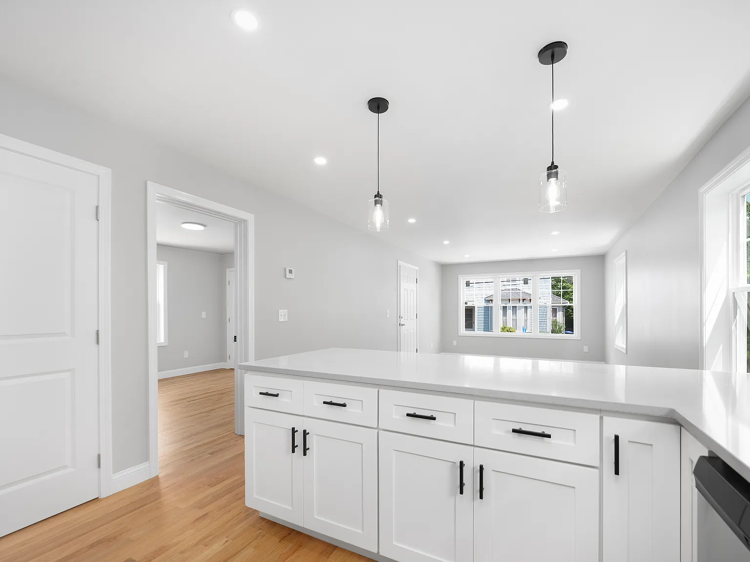 28 Grosvenor Ave — Photo 3
