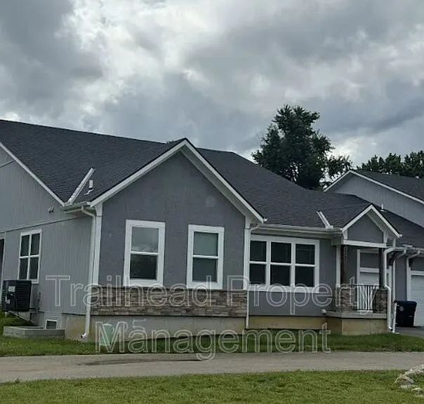 605C S Hillcrest St — Photo 1
