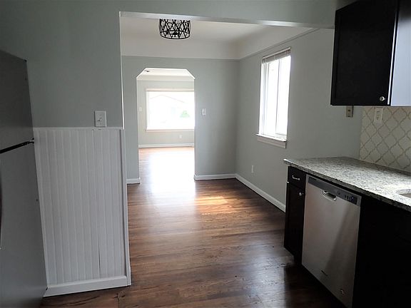 5th image of 327 Kensington Ave