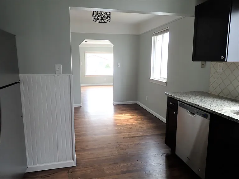 327 Kensington Ave — Photo 5
