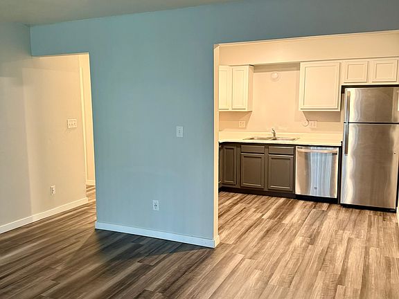 5th image of 806 E College St #17S