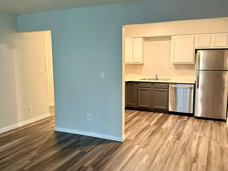 806 E College St #17S — Photo 5