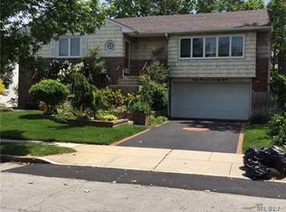 878 Hewlett Dr, Valley Stream, NY 11581