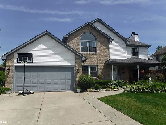 3rd image of 36599 Orchard Lake Dr