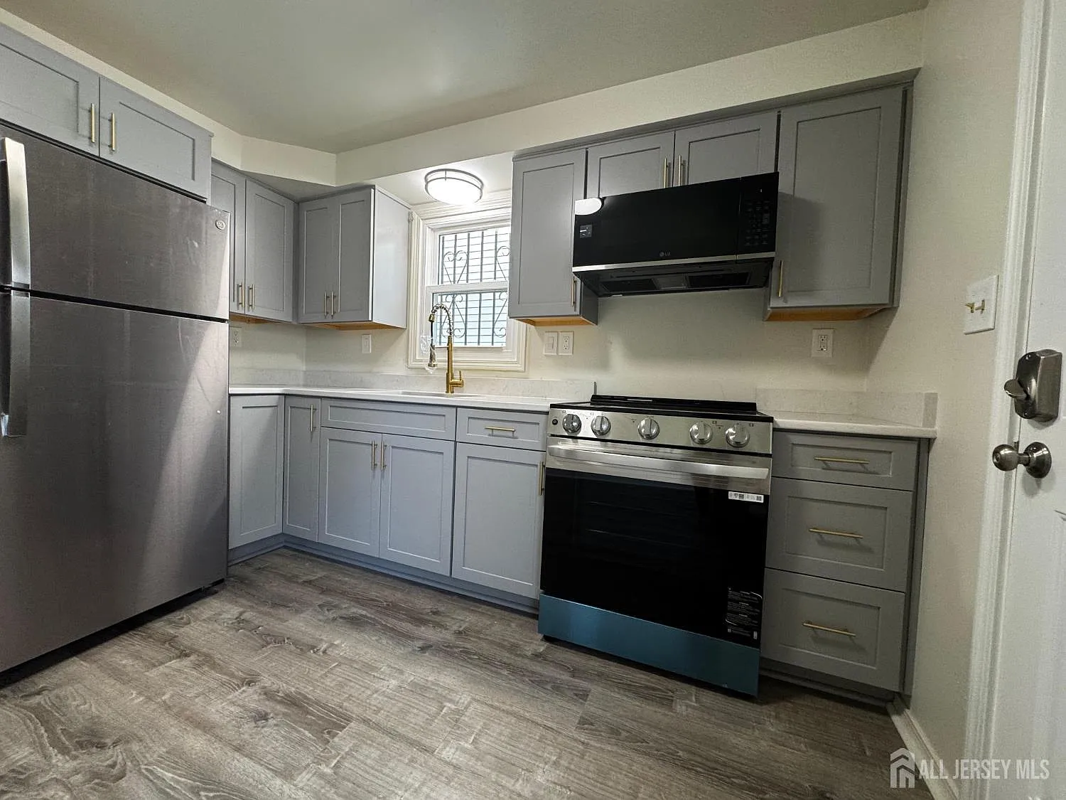 3 bed, 1.5 bath, 2052 sqft, $2,600 — Photo 2