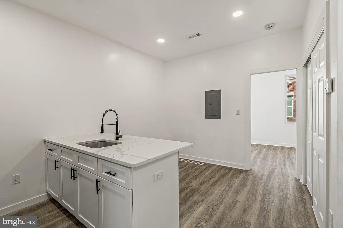 Building Photo - 1332 W Toronto St #B