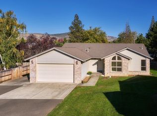 2462 Pinebrook Cir, Medford, OR