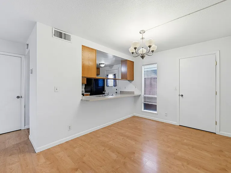 5576 Magnolia Ter — Photo 4