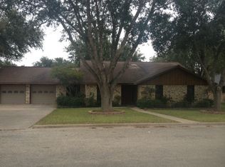 1907 Alamo Dr, Shiner, TX 77984