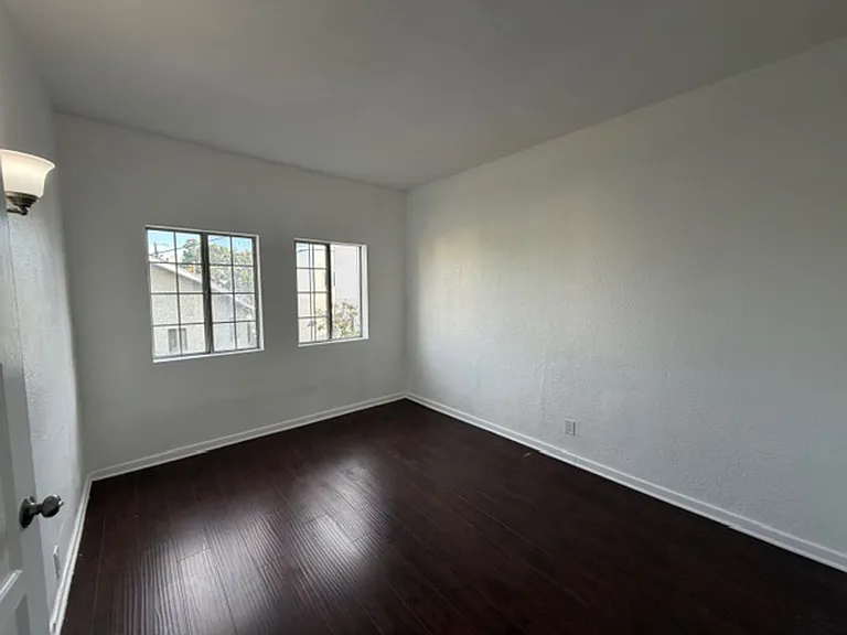 512 N Alexandria Ave — Photo 15