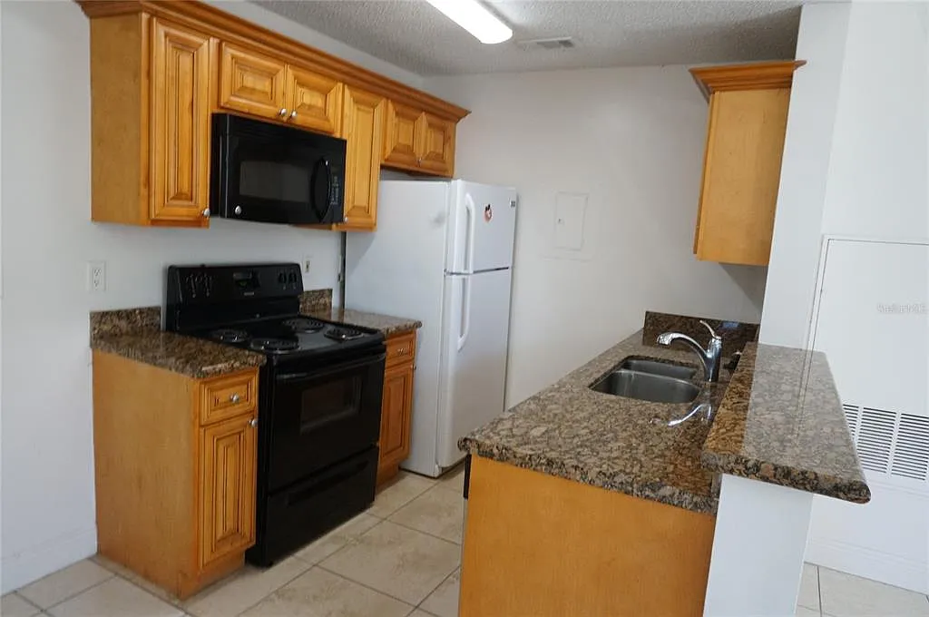 2 bed, 2.0 bath, 947 sqft, $1,650 — Photo 2