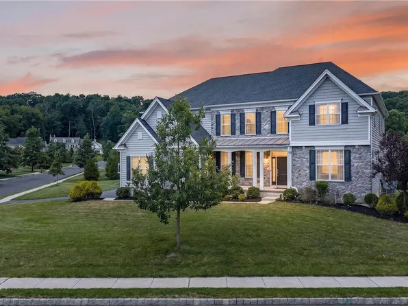 6155 Blue Belle Dr, Center Valley, PA 18034