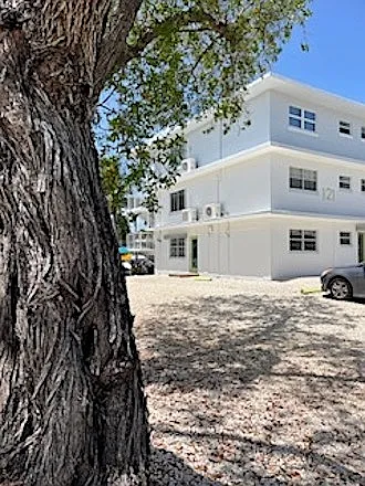 121 Ocean Dr — Photo 3