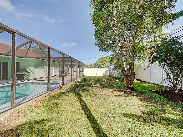 238 SW Grove Ave — Photo 42