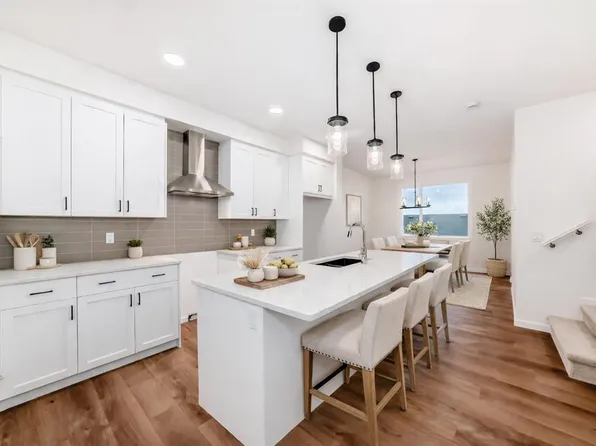 12 S Savanna Pl NE, Calgary, AB T3J 5P8