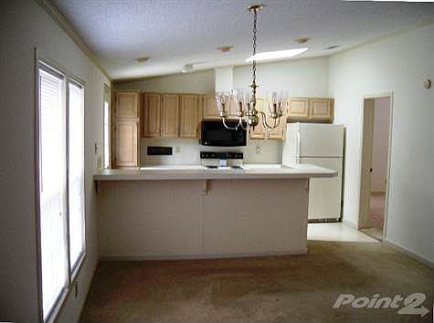 Dining Area & Kitchen Bar