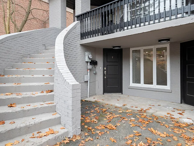6 Woodvale Cres #LOWER — Photo 1