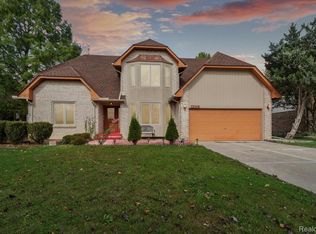 2865 Woodford Dr, Sterling Heights, MI 48310