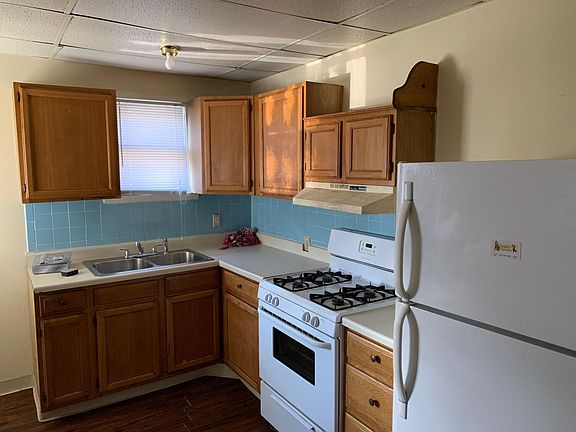 3rd image of 121 Delong Ave #1
